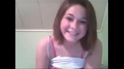 Adorable adolescente dedo ella misma en la webcam